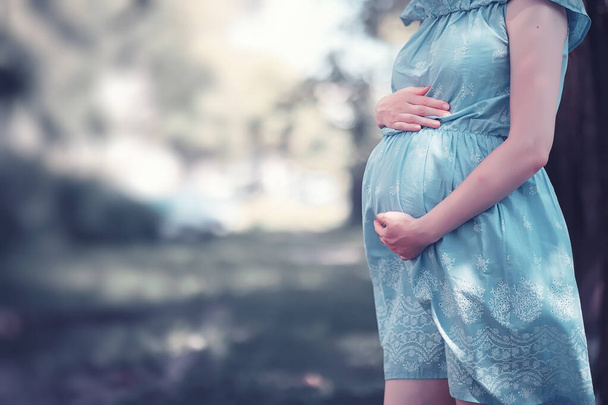 Ragazza incinta in un vestito in natura
 - Foto, immagini