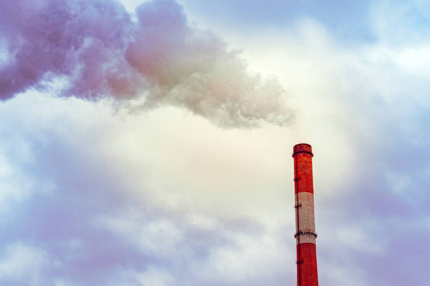 savu tehtaan putkista ympäristön saastuminen ekologia. Lämpövoimalaitosten savupiiput
 - Valokuva, kuva