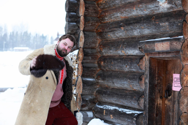 Costume d'hiver traditionnel de l'âge médiéval paysan en Russie
 - Photo, image