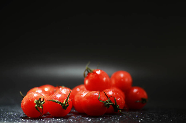 Pomidory cherry na czarnym tle w sprayu - Zdjęcie, obraz