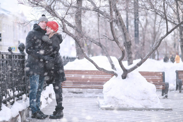 冬を歩く若いカップル - 写真・画像