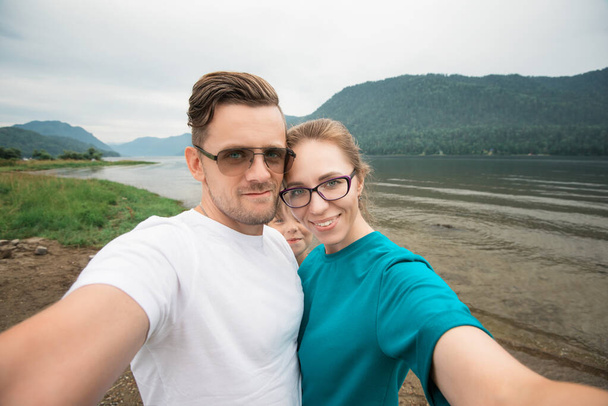 Selfie rodziny na jeziorze Teletskoye - Zdjęcie, obraz