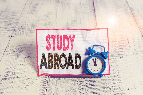 Signo de texto que muestra Study Abroad. Foto conceptual Perseguir oportunidades educativas en un país extranjero
. - Foto, imagen