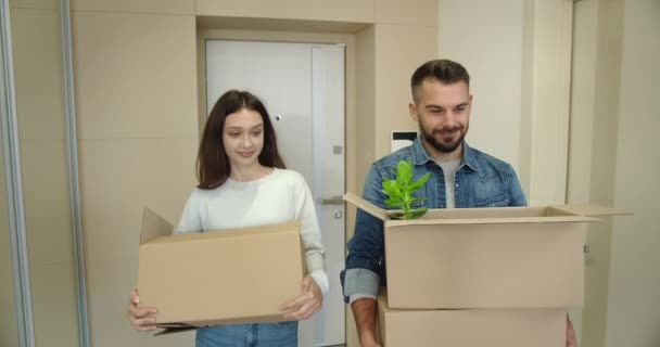 couple déménageant dans une nouvelle maison - Séquence, vidéo