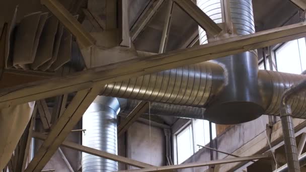 ventilační potrubí v dílně nebo průmyslových prostor - Záběry, video