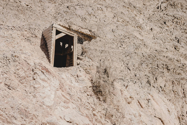 země třetího světa v regionu Blízkého východu dřevěný otvor vstup do něčího beduínského domova  - Fotografie, Obrázek