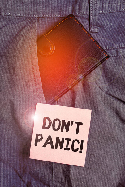 Koncepcyjnego pisania ręcznego pokazano Don T Panic. Business Photo tekst nagle czuć się tak zaniepokojony lub przestraszony, że nie można zachowywać mały portfel wewnątrz kieszeni spodni w pobliżu papieru notacji. - Zdjęcie, obraz