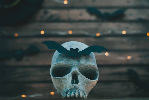 papieren vleermuizen en schedel op houten achtergrond, Halloween decoratie, - Foto, afbeelding