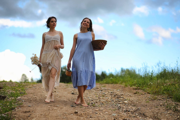 夏の畑でドレスの二人の女の子 - 写真・画像