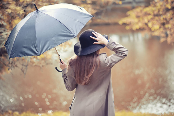 Otoño tiempo lluvioso y un joven con un paraguas
 - Foto, imagen