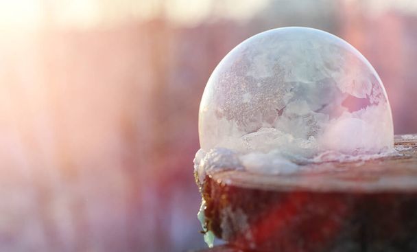 Soap bubbles freeze in the cold. Winter soapy water freezes in t - Foto, Bild