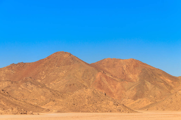 Veduta del deserto arabo e catena montuosa Red Sea Hills in Egitto - Foto, immagini