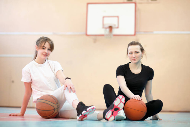 Dziewczyna w siłowni gry w koszykówkę - Zdjęcie, obraz