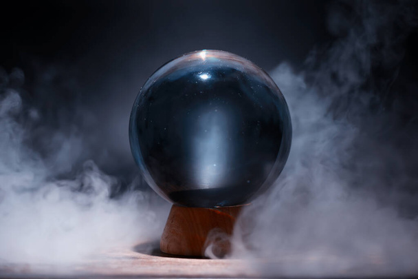 Bola de cristal para predecir el destino. Adivinando para el futuro
. - Foto, imagen