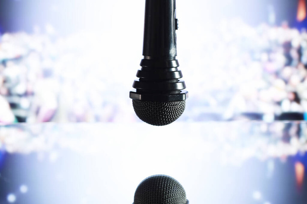 Микрофон на сцене перед залом. Показатели по
 - Фото, изображение