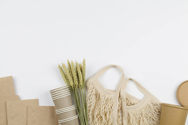 eco vasos de papel natural, bolsa de hilo, trigo. plano sobre fondo blanco
 - Foto, Imagen