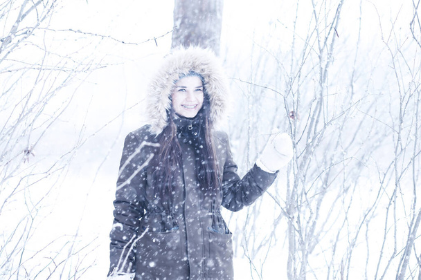 Piękna dziewczyna w piękna zima śnieg - Zdjęcie, obraz