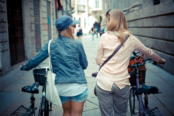自転車で買い物 2 つの美しいブロンドの女性 - 写真・画像