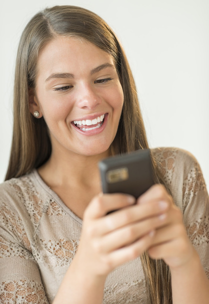 Happy Girl Reading Text Message On Smart Phone - Zdjęcie, obraz