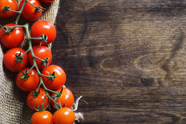 Rama con tomates cherry frescos. Tomates rojos maduros. Tomates a
 - Foto, Imagen
