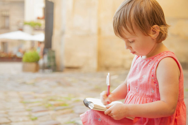 Маленькая красивая девочка пишет письмо. Образование, учеба
 - Фото, изображение