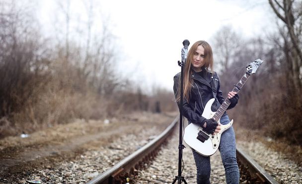 Hermosa chica rockera con guitarra eléctrica. Una musicia de roca
 - Foto, imagen