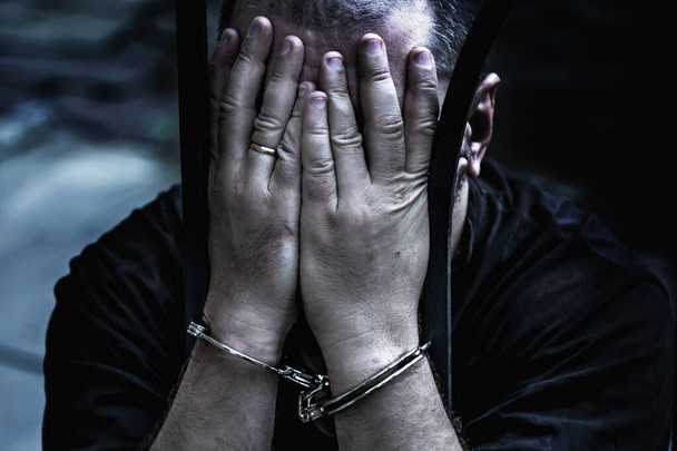 Homem algemado perturbado preso por crime, punido por grave
  - Foto, Imagem