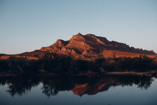 Nízká hora nebo kopec při západu slunce - Fotografie, Obrázek