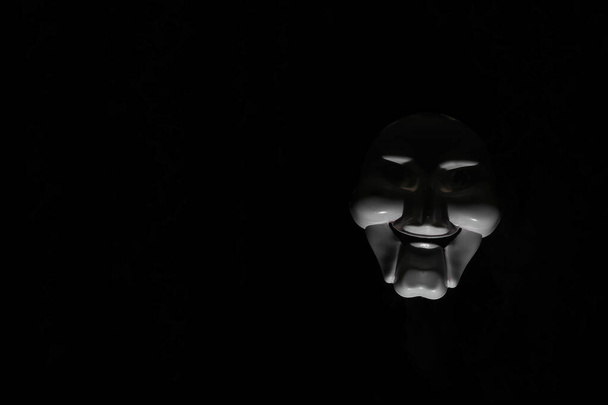 Máscara espeluznante blanca sobre fondo negro con mano blanca
. - Foto, imagen