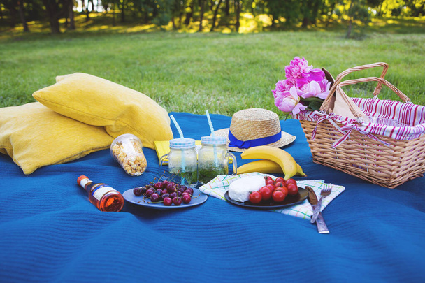 明るい夏のピクニック - 写真・画像