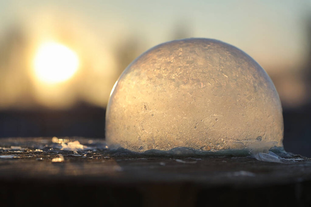 Soap bubbles freeze in the cold. Winter soapy water freezes in t - Foto, Imagen