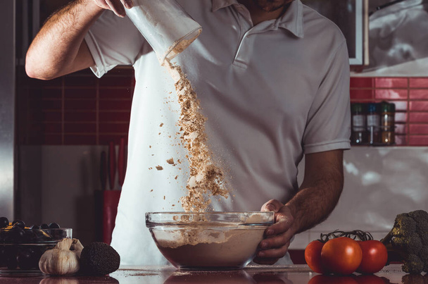 Homme faisant le processus de cuisson seitan à la maison. Comment préparer le seitan à la maison viande végétalienne
 - Photo, image