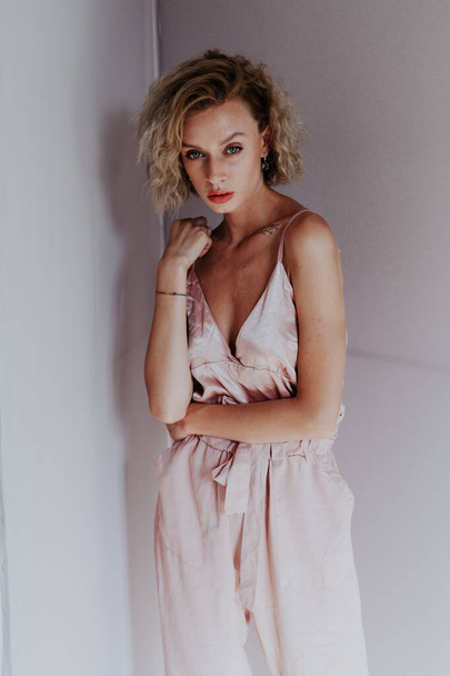 Modeporträt einer schönen blonden Frau in rosa Kleidern - Foto, Bild