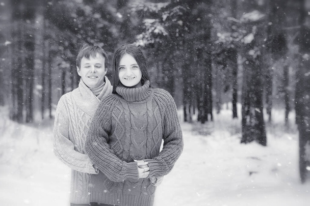 Milující pár na zimní procházku. Muž a žena na den v - Fotografie, Obrázek