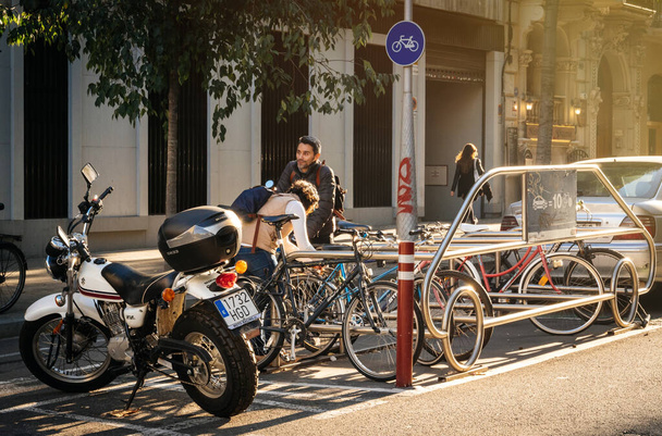 Bisikletli kadın ve erkek bisikletlerini park ediyorlar. - Fotoğraf, Görsel
