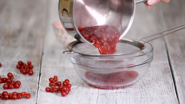 Red Currant Jelly koken van rode bessen. Zoete natuurlijke zelfgemaakte suiker dessert. - Video