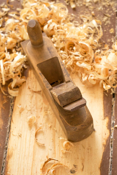 Ancien plan à main en bois pour le travail du bois avec copeaux de bois
. - Photo, image