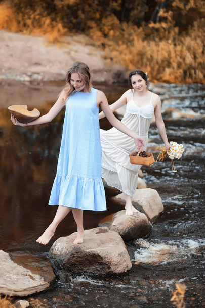 Dívky v šatech v podzim na řece - Fotografie, Obrázek