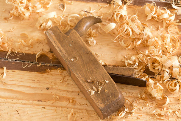 Plano de mano de madera viejo desechado para trabajar la madera con virutas de madera
. - Foto, Imagen