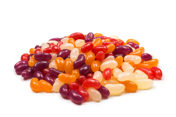 Kleurrijke jelly beans geïsoleerd op wit.  - Foto, afbeelding