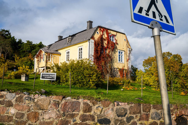 秋には素敵な庭のある古い家。ヘルシンキ郊外、フィンランド - 写真・画像