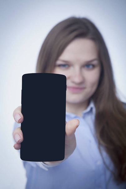 attraktive junge Frau mit Smartphone. Freiraum für tex a - Foto, Bild
