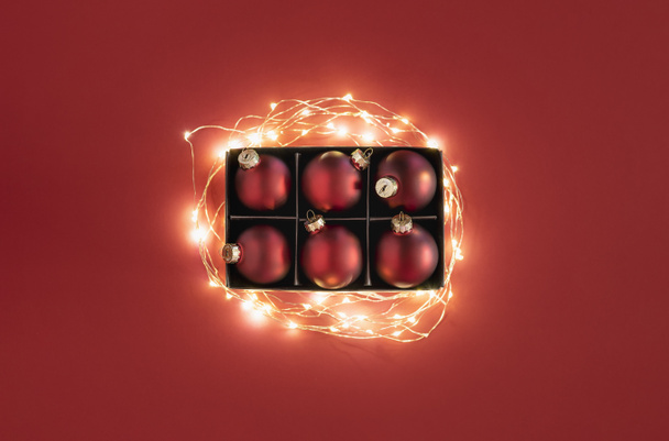 Noel ışıkları ve kırmızı Noel mücevherleri. Minimum düzlük - Fotoğraf, Görsel