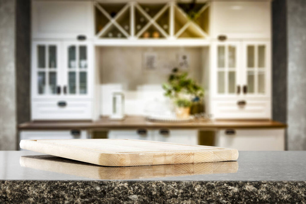 Küchentischplatte mit Leerraum für Ihre Produkte oder Dekoration und verschwommenem Hintergrund für Küchenmöbel. - Foto, Bild