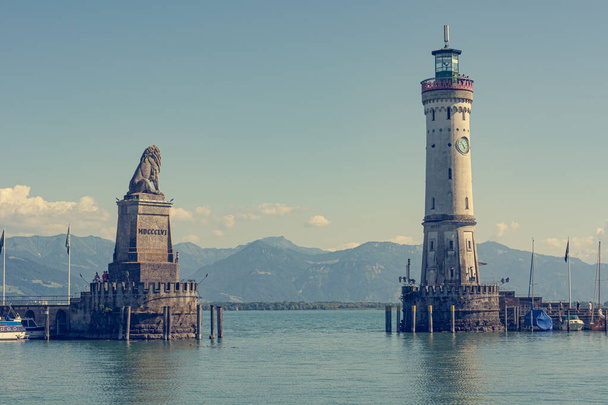 malerischer Seehafen mit berühmtem bayrischen Löweneingang. - Foto, Bild