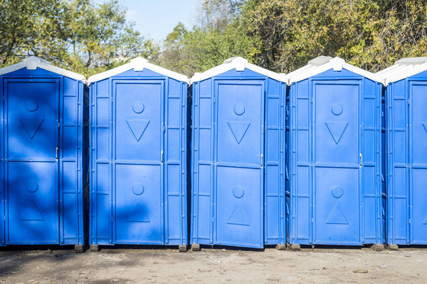 Longue rangée de cabines de toilette bio portables. Cabines bleues de toilettes bio. Un grand nombre de toilettes de rue
 - Photo, image