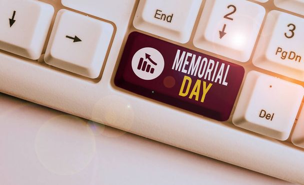 Schrijf notitie met Memorial Day. Zakelijke fotopresentatie te eren en te herinneren degenen die stierven in militaire dienst wit PC-toetsenbord met notitie papier boven de witte achtergrond. - Foto, afbeelding