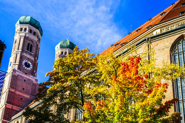 Visto en las torres de la Iglesia de Nuestra Señora en otoño, Munich
 - Foto, imagen