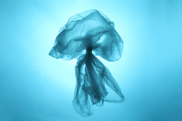 地球の海のプラスチックごみ。ビニール袋から海の青いクラゲ。生態系の破壊. - 写真・画像
