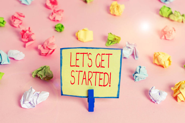 Signo de texto que muestra Let S Get Started. Foto conceptual animando a alguien a comenzar a hacer algo Papeles arrugados coloreados recordatorio vacío piso rosa tendedero de fondo
. - Foto, imagen